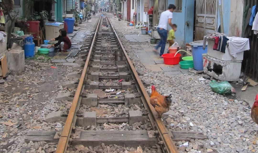 Homes in Hanoi built shockingly close to railway line